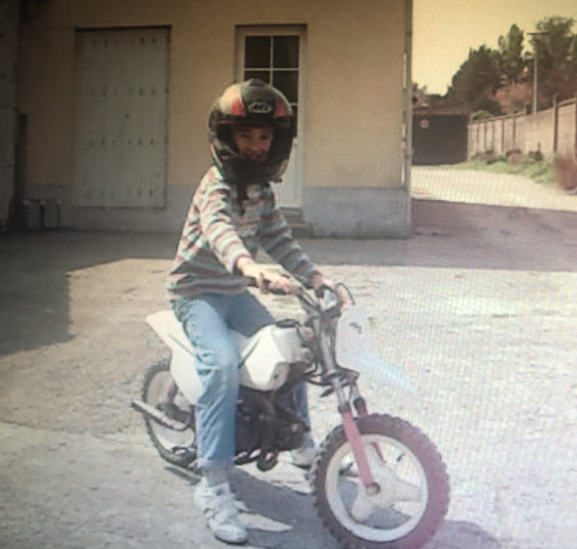 Né en 2001, il a obtenu son diplôme au sein de notre équipe et a choisi de poursuivre ses études de mécanique avec nous. Passionné de moto depuis l’enfance, il espère obtenir son permis moto bientôt.